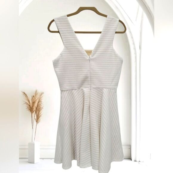 Alya Womans Lace White Dress, Size Medium - Picture 2 of 6
